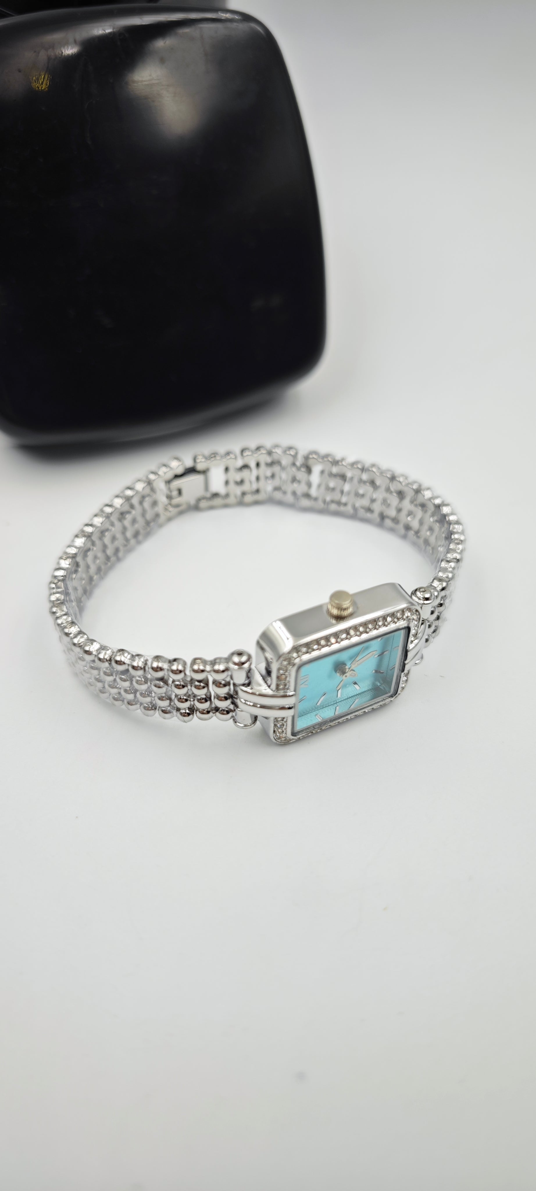 Minimalist Vintage Bayan