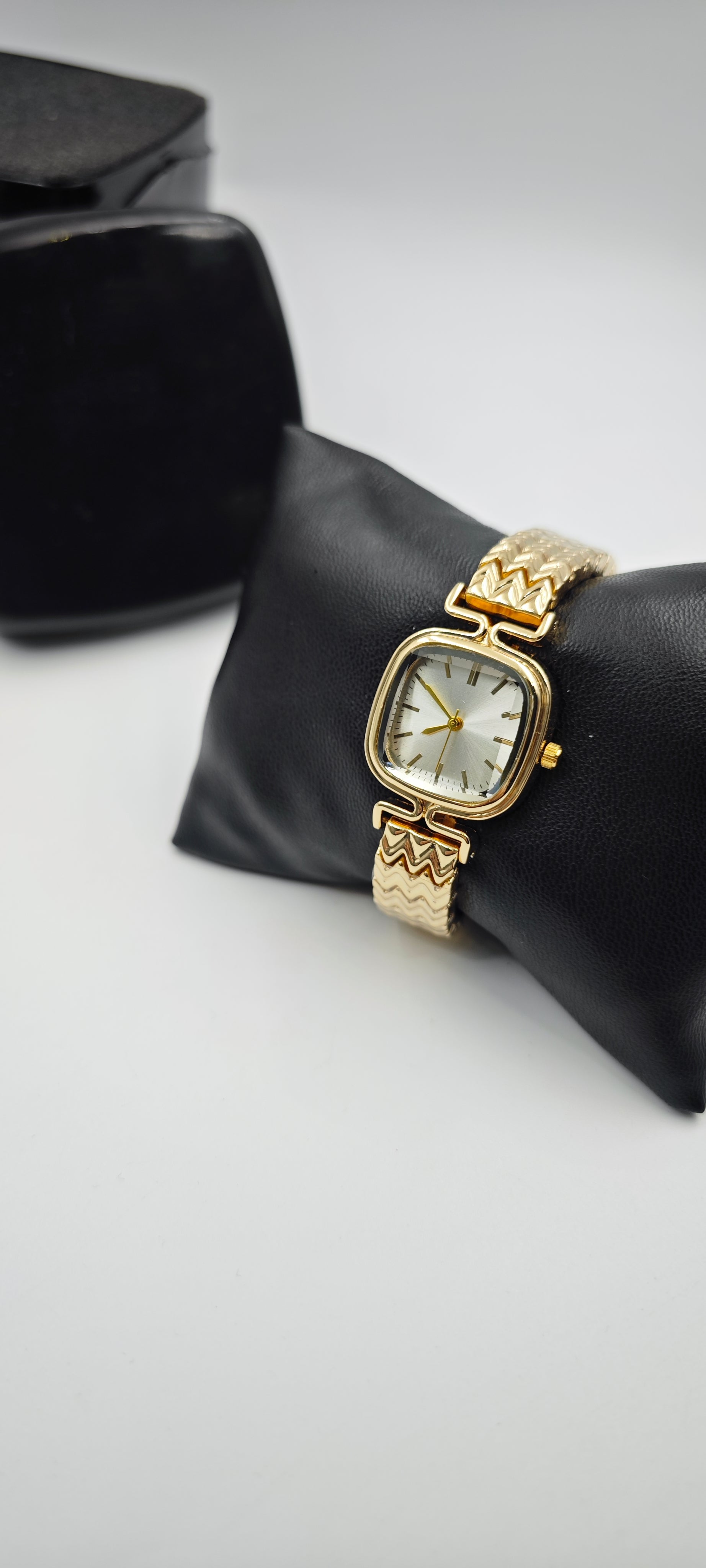 Minimalist Vintage Bayan