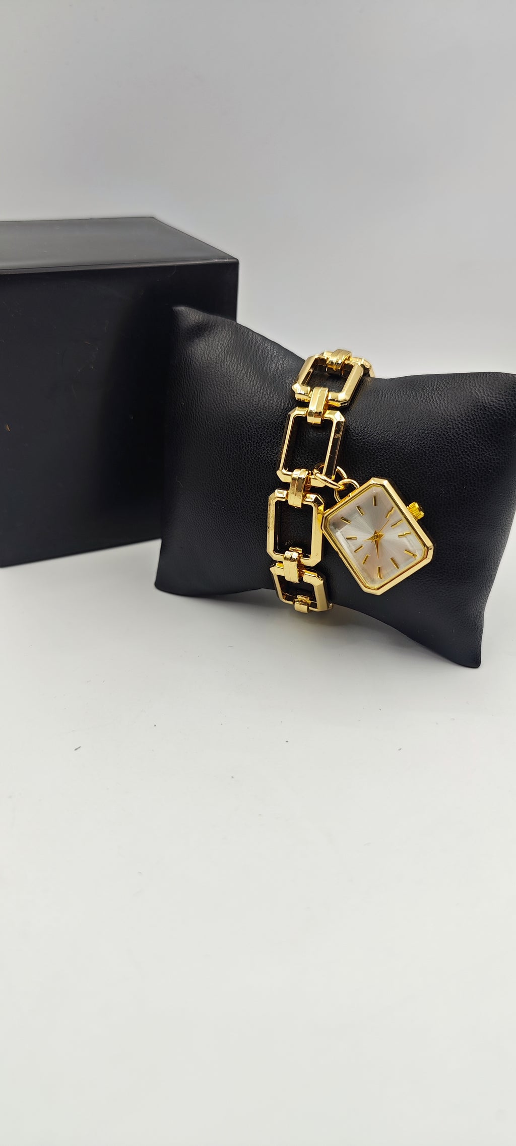 Modern Şıklığın Adı: Tasarım Saat