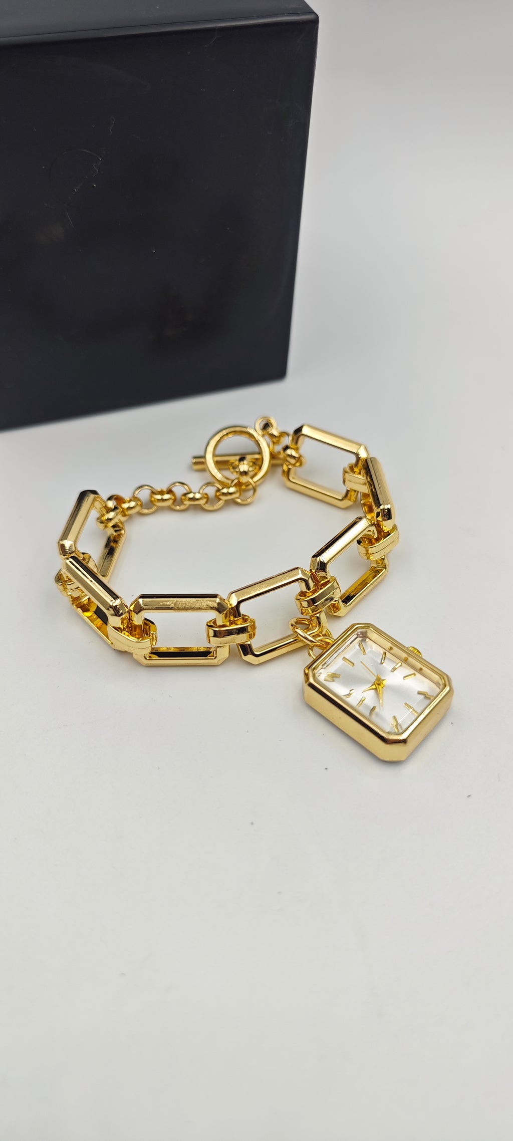 Modern Şıklığın Adı: Tasarım Saat