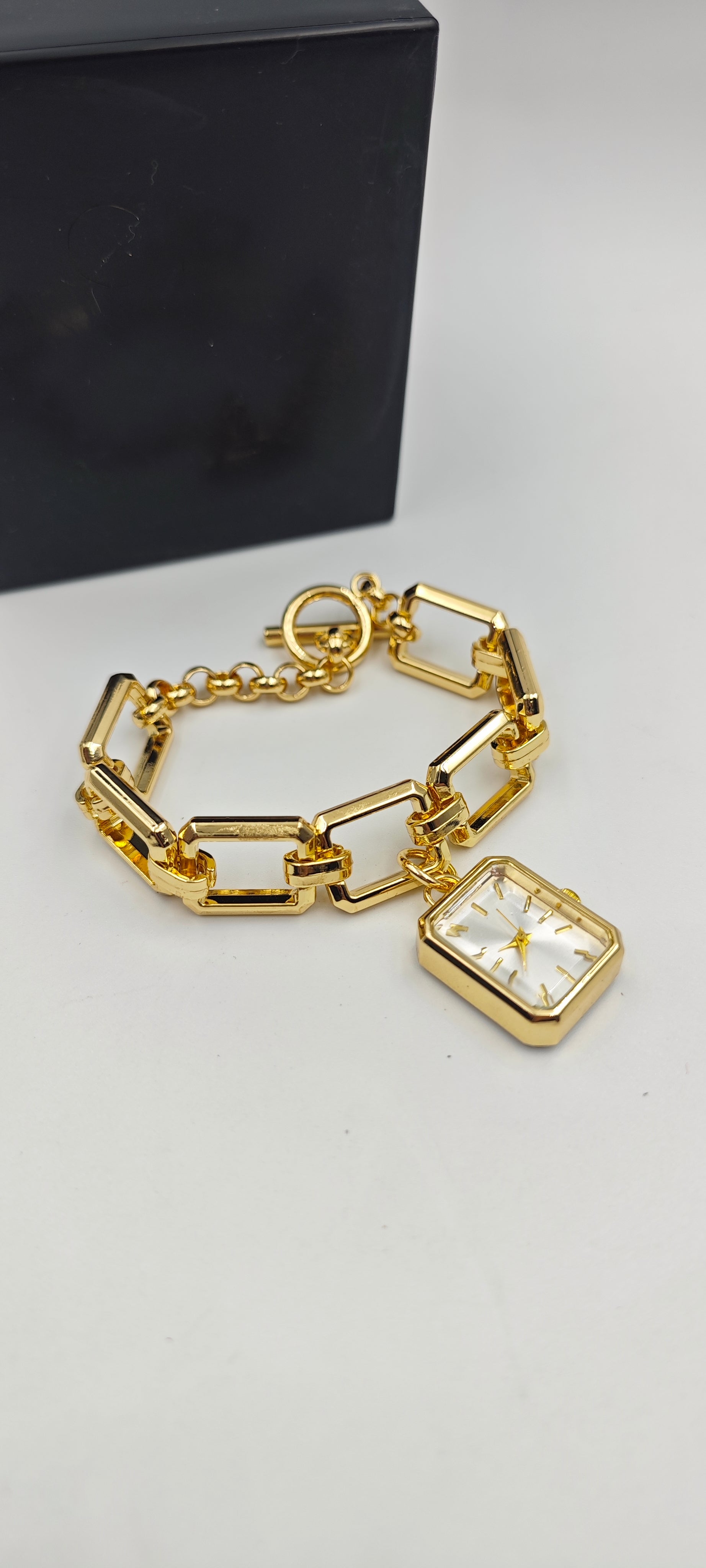 Modern Şıklığın Adı: Tasarım Saat