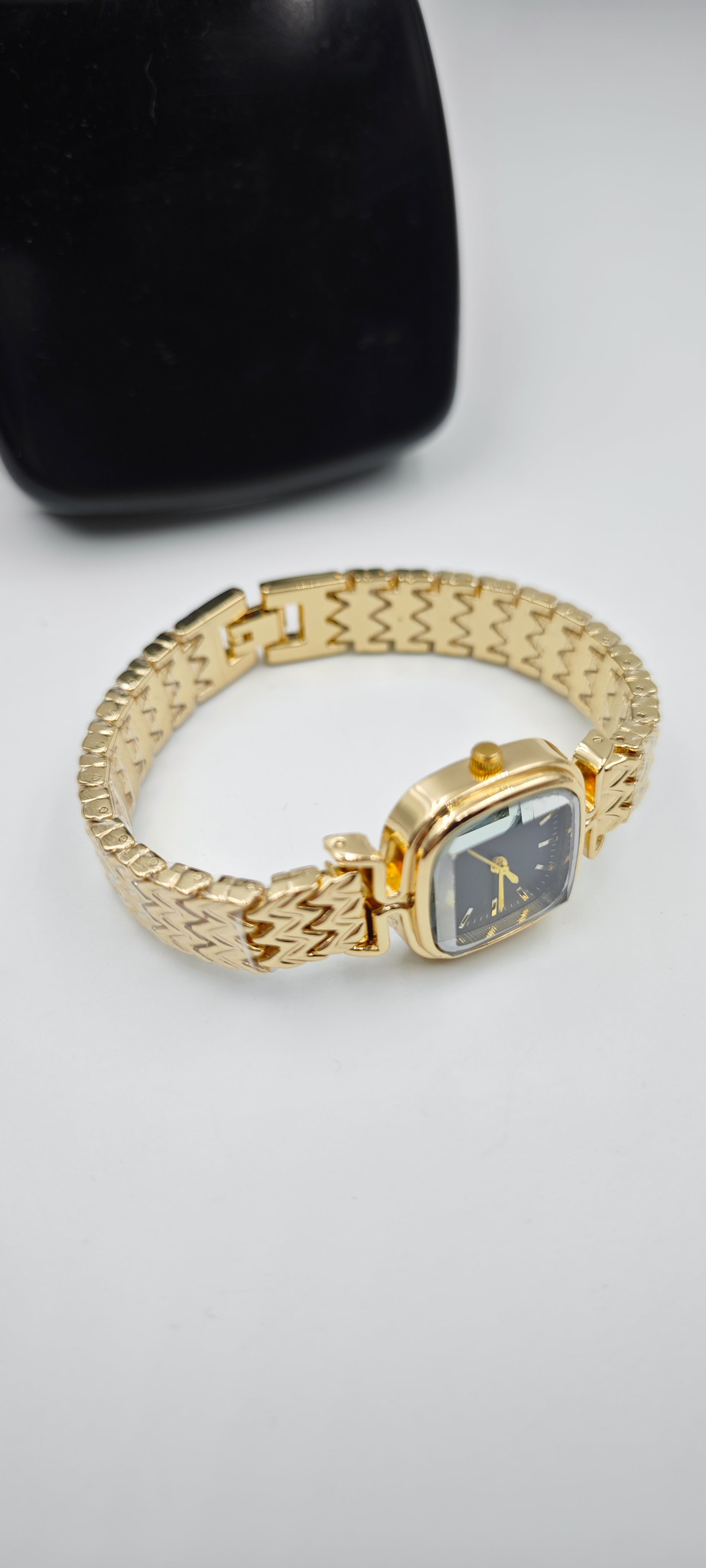 Minimalist Vintage Bayan