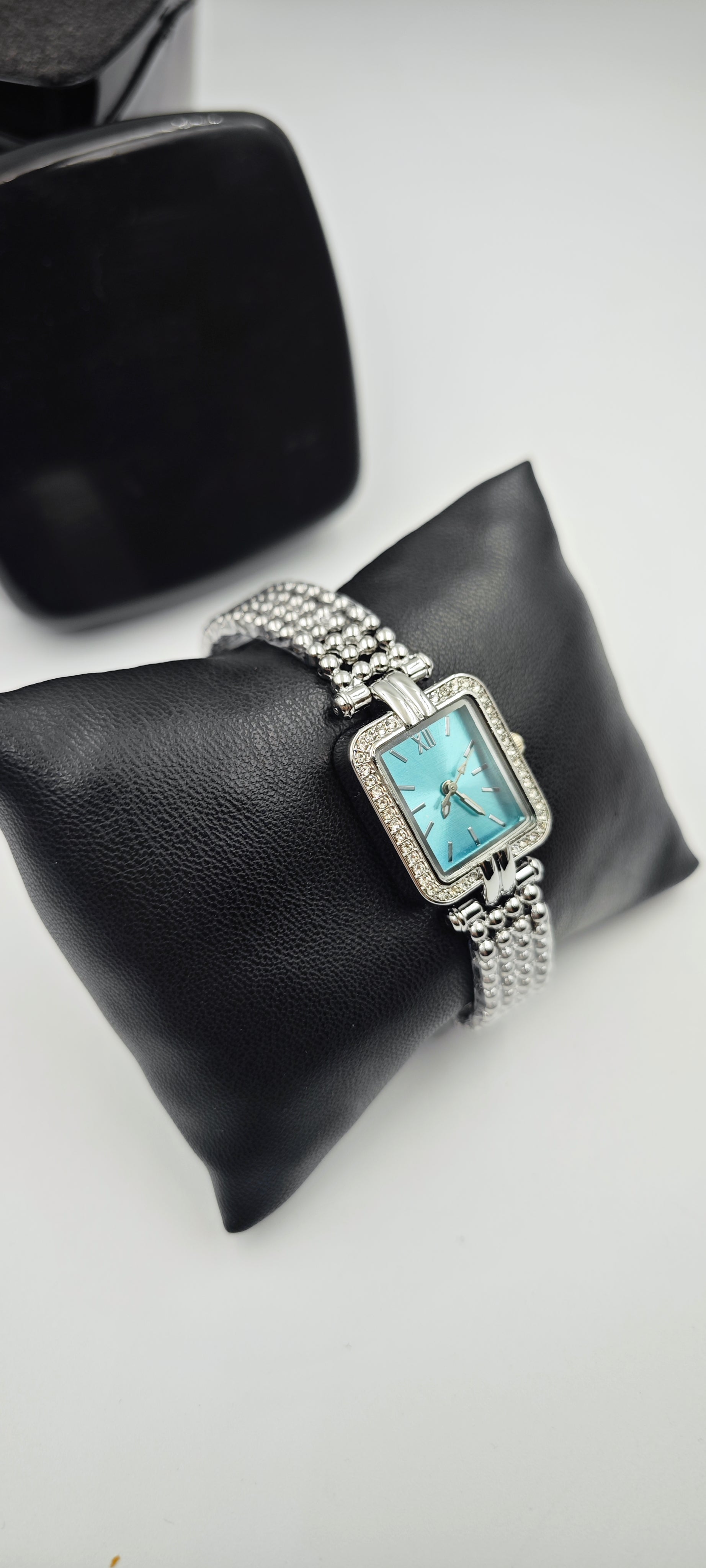 Minimalist Vintage Bayan