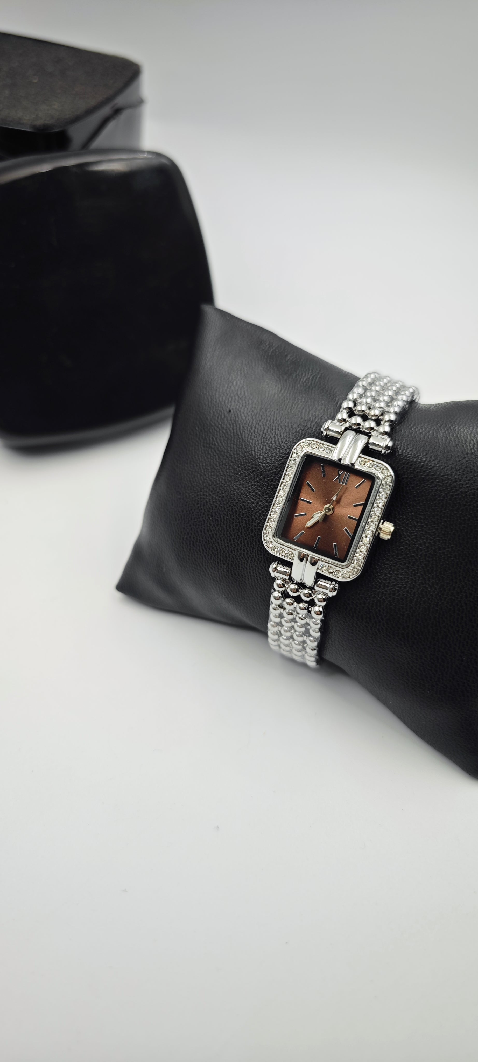 Minimalist Vintage Bayan