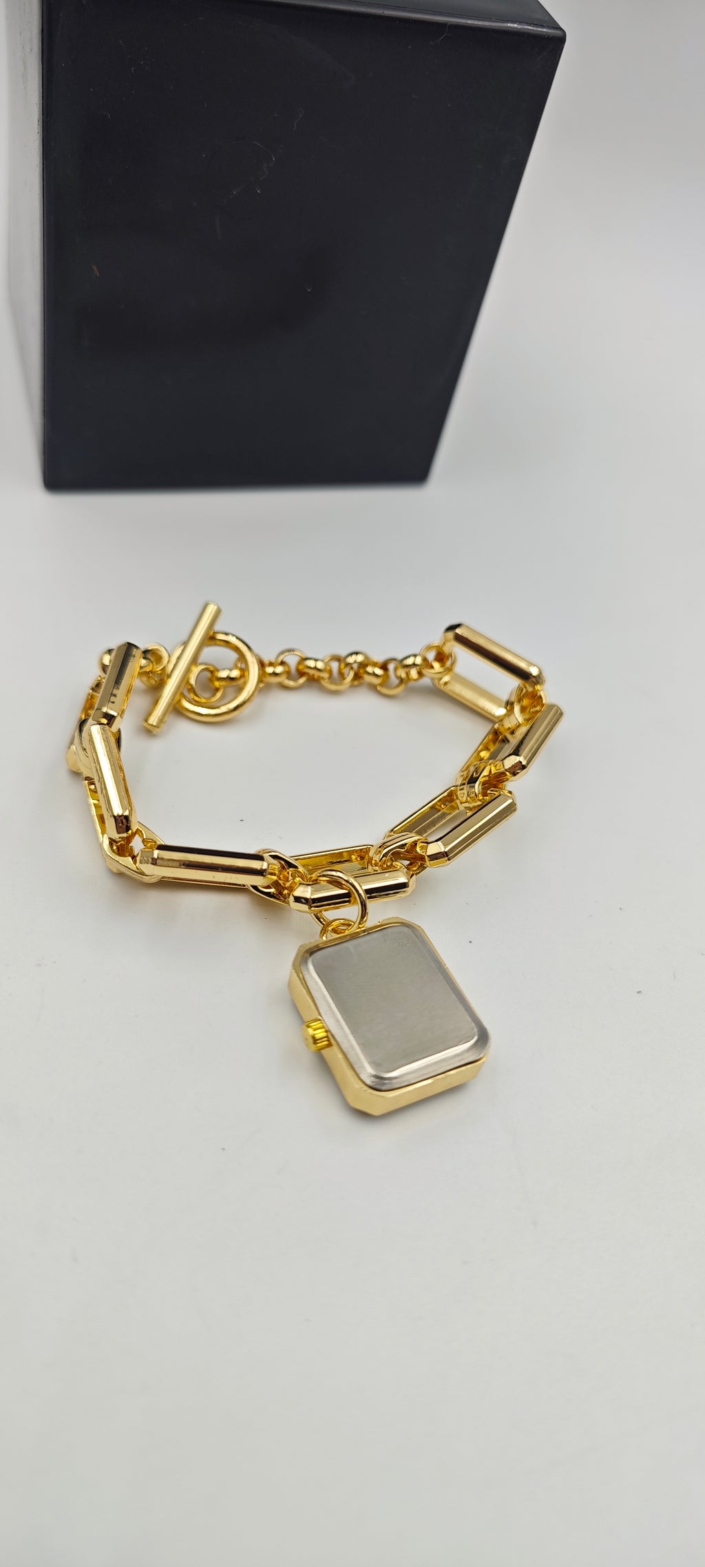 Modern Şıklığın Adı: Tasarım Saat