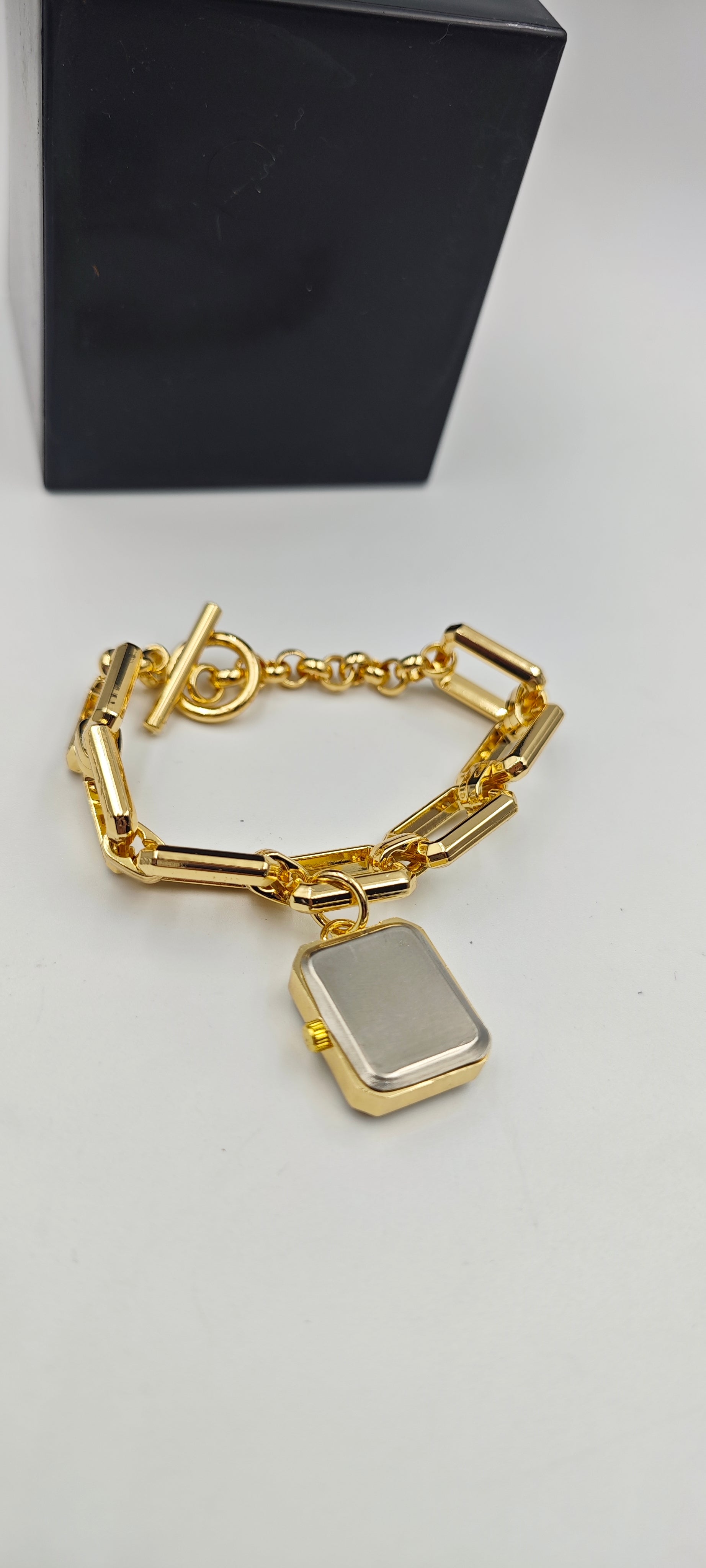 Modern Şıklığın Adı: Tasarım Saat