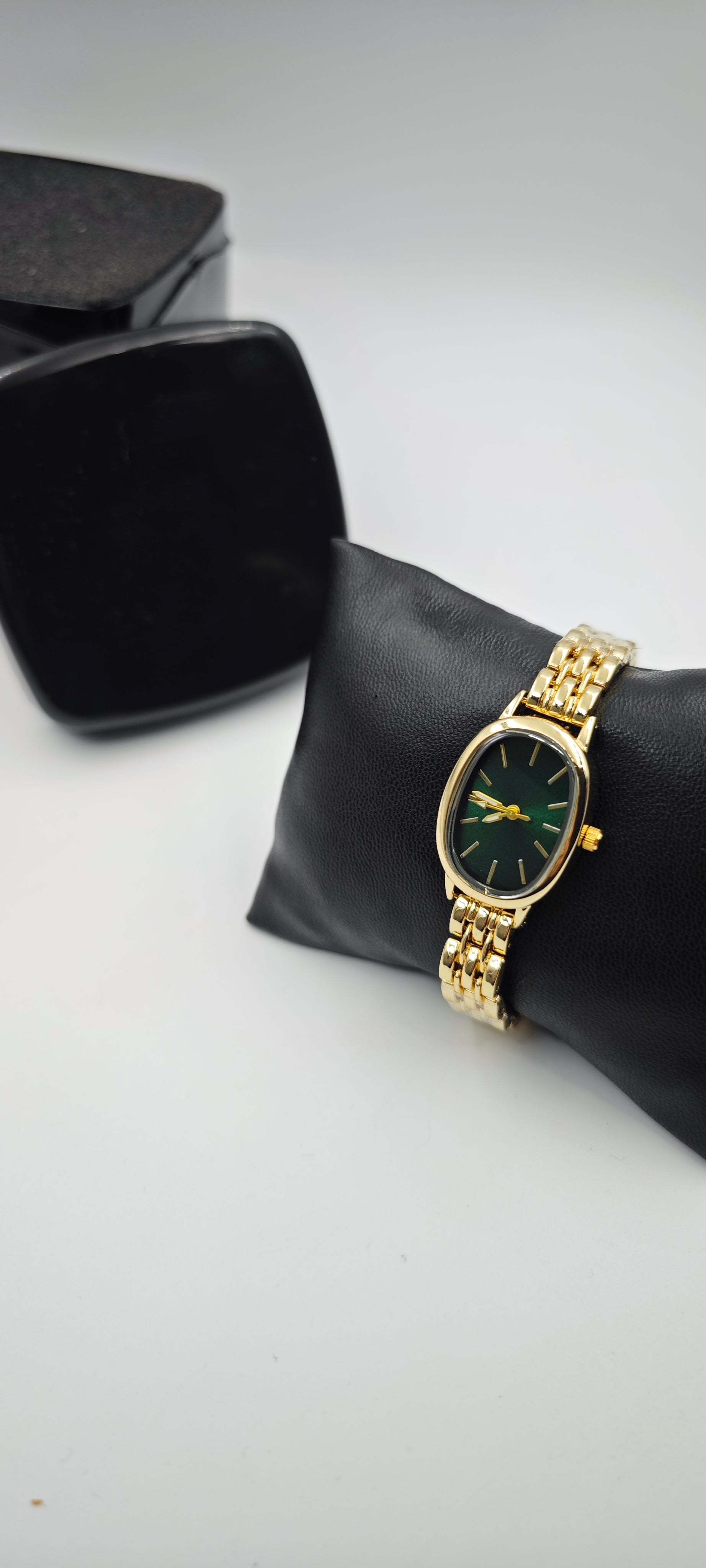 Minimalist Vintage Bayan