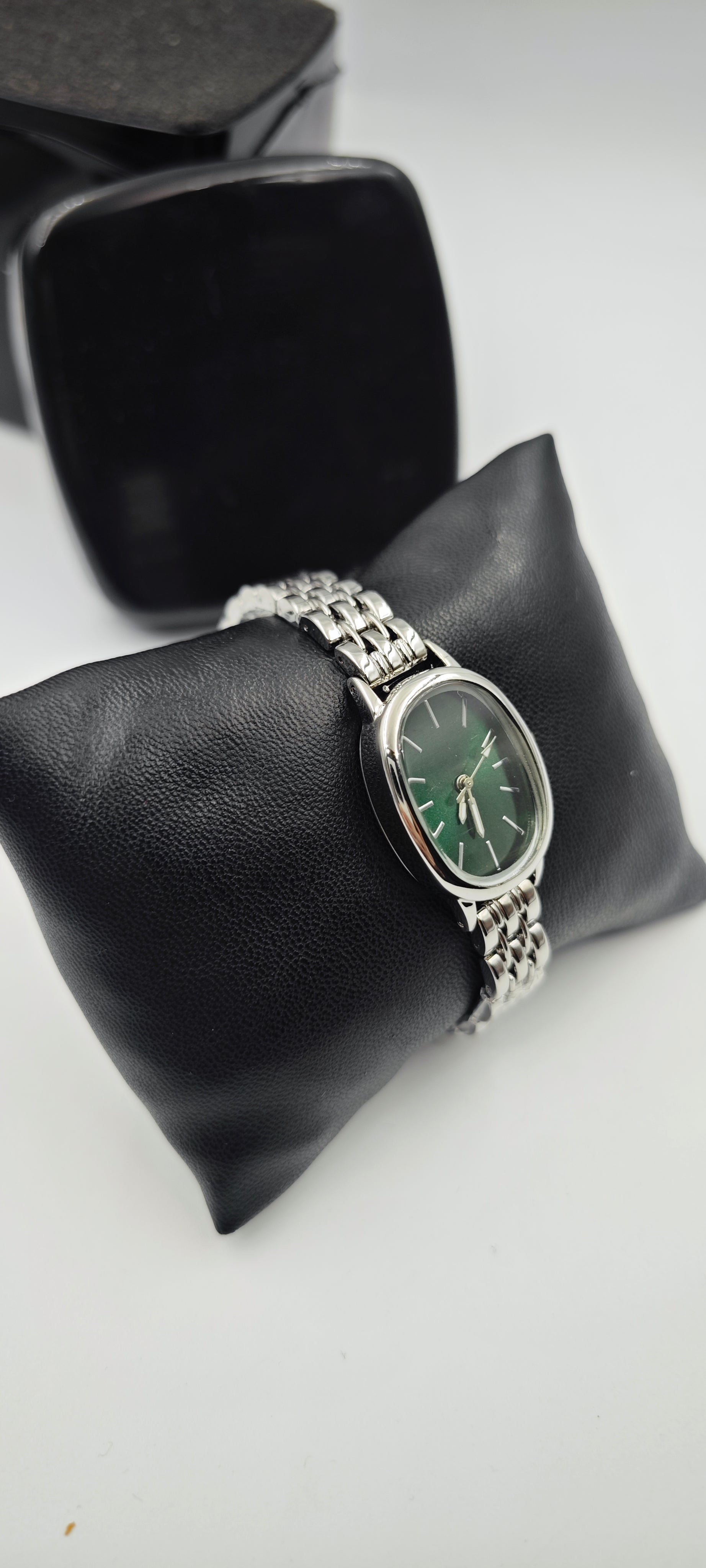 Minimalist Vintage Bayan