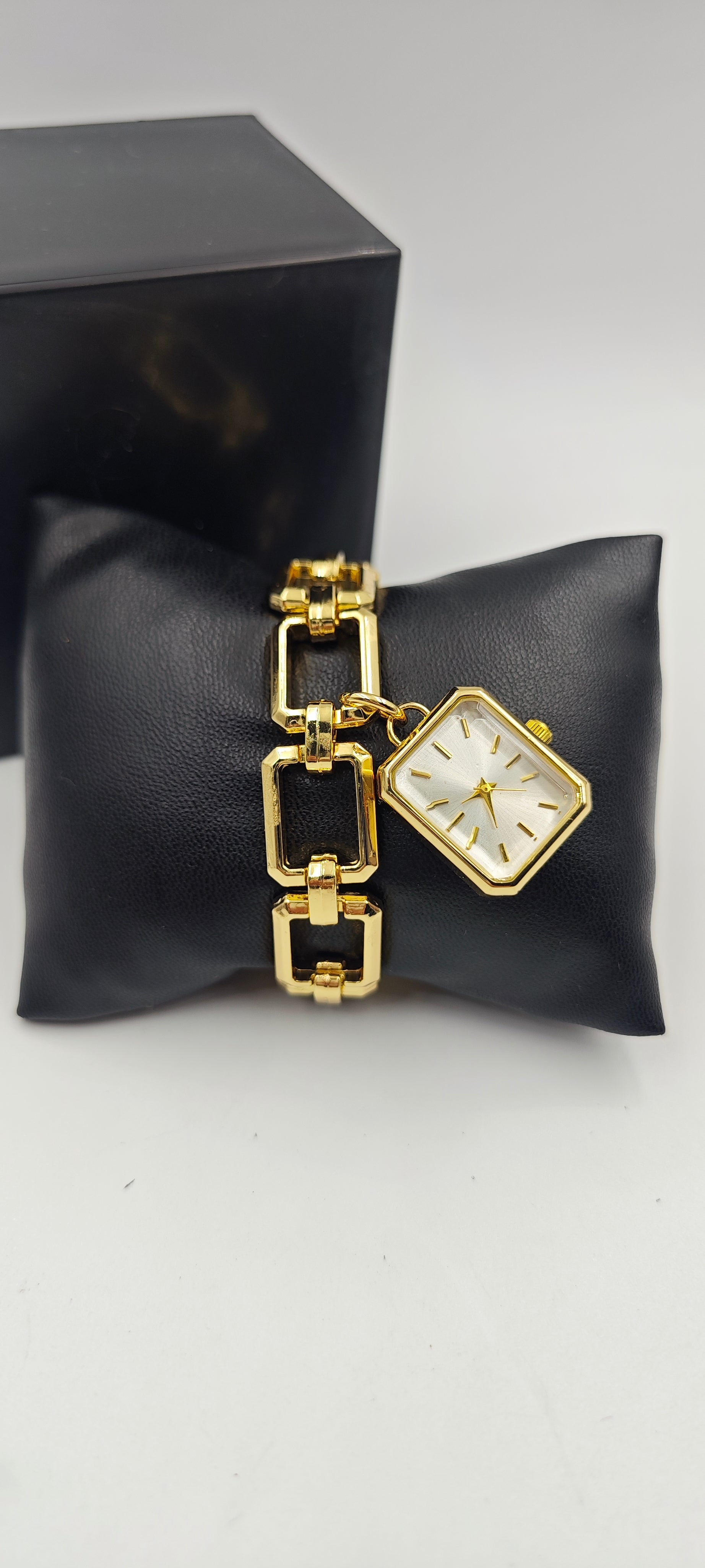 Modern Şıklığın Adı: Tasarım Saat