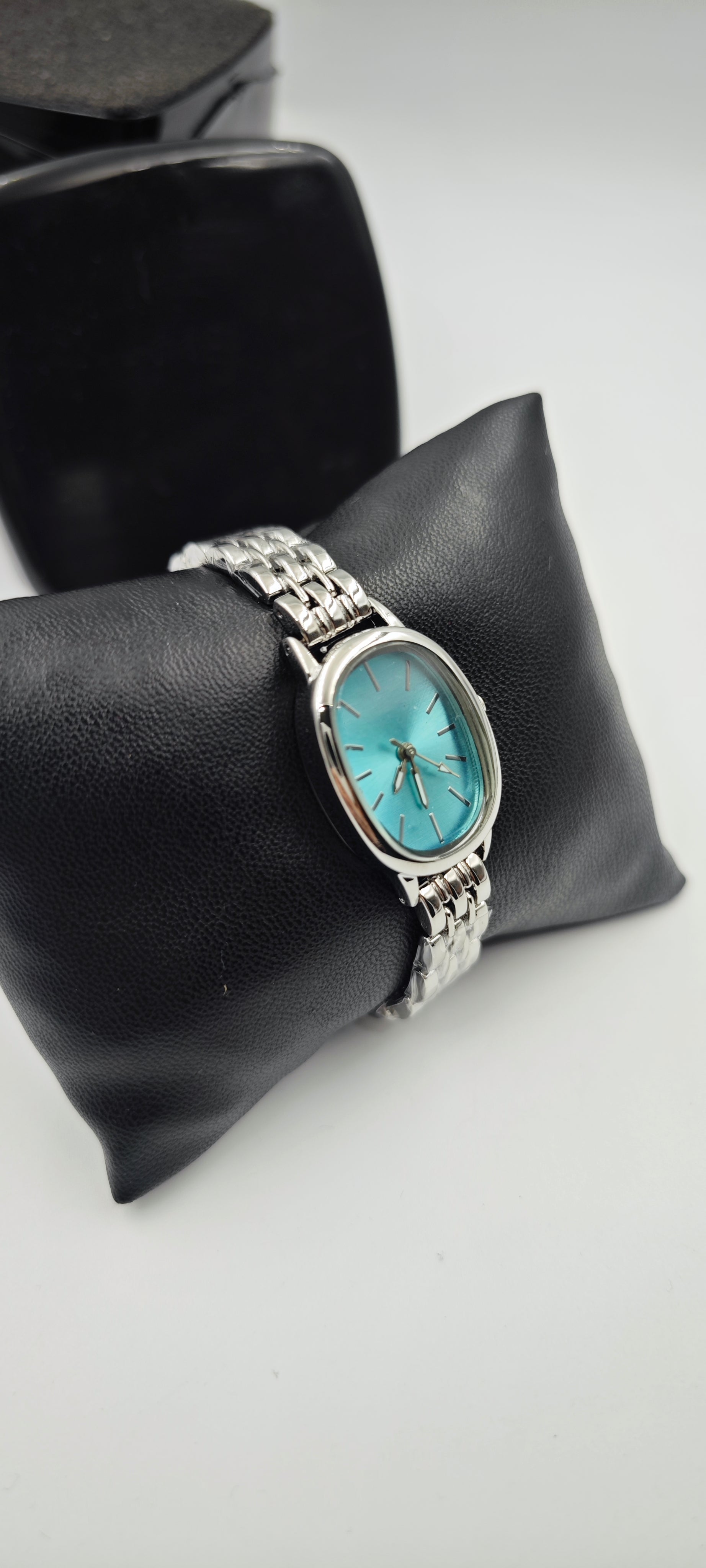 Minimalist Vintage Bayan