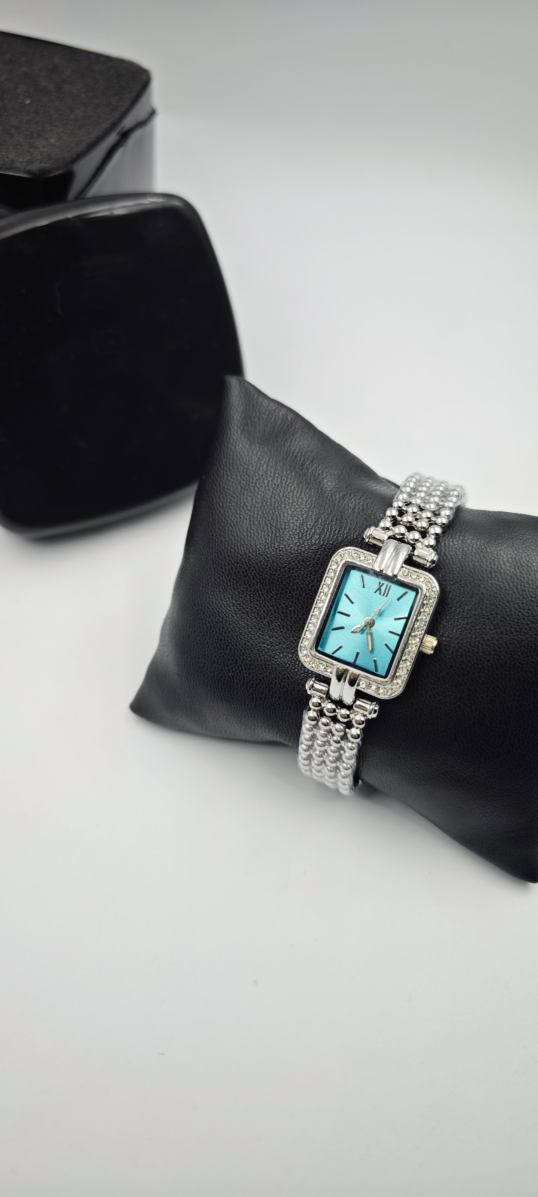 Minimalist Vintage Bayan