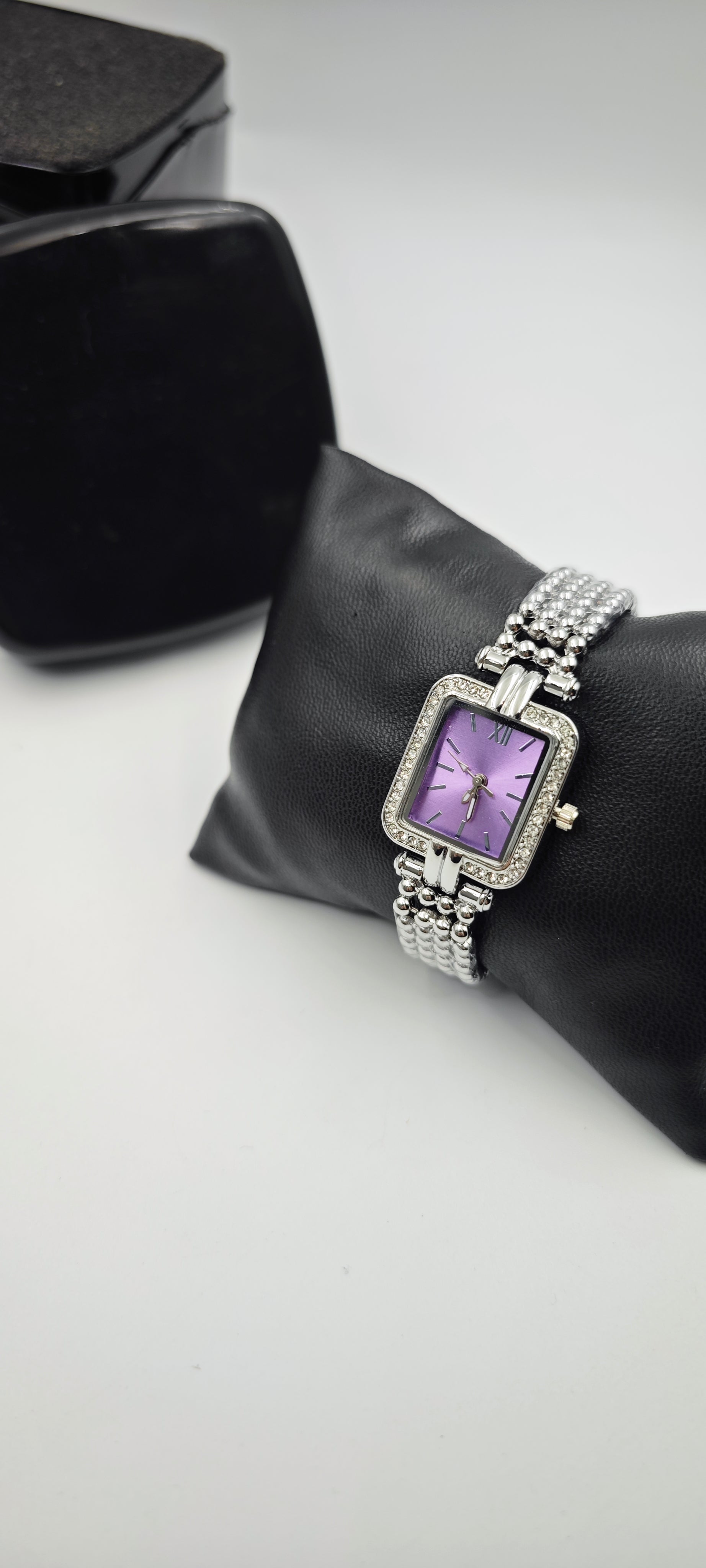 Minimalist Vintage Bayan